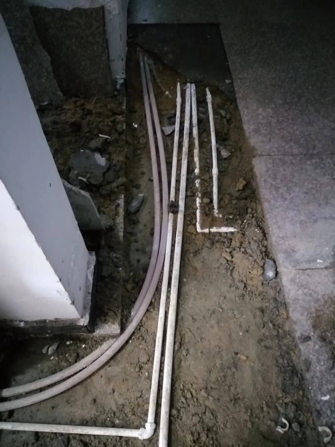 林西漏水，切勿盲目乱刨乱砸