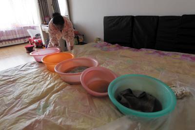 林西楼上漏水，住户失联，小区没物管，业主维权难！律师来支招……